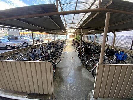~駐輪場~ 屋根付きの駐輪場で雨の日も安心です。