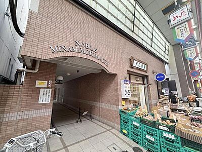 外観：スーパー・ドラッグストア・飲食店が揃う便利な住環境、駅近×商店街立地で、暮らしやすさを実感できます。