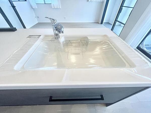 浄水器内蔵型ハンドシャワー水栓を採用しています。ワンタッチ式で浄水機能に切り替えができます