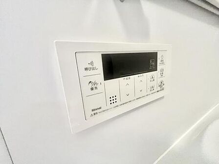 スイッチひとつでお湯張り可能なオート式を採用。キッチンからも操作が可能です