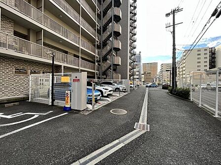 ≪駐車場≫ 敷地内駐車場です。通路も広々としており、駐車が苦手な方でも安心です。