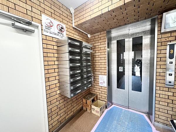 ～エレベーター～ エントランスホールからすぐのエレベーターには防犯カメラ付きで女性の方にも安心してご利用いただけます