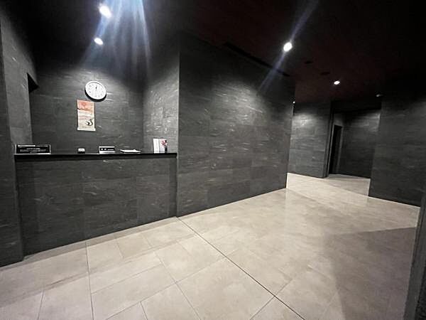≪ロビー≫ コンシェルジュサービス受付が有り落ち着いたシックな受付です。