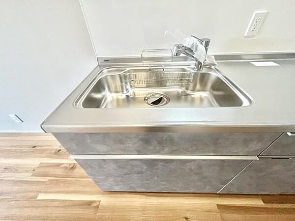 浄水器内蔵型ハンドシャワー水栓を採用しています。ワンタッチ式で浄水機能に切り替えができます