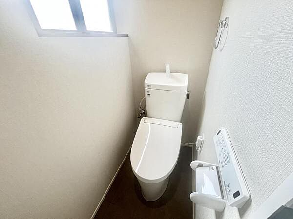 1・2階にトイレあり。大家族や階段の上がり下りが億劫な就寝時など重宝します。