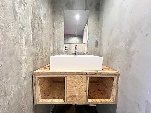 ～洗面台～ シンプルな洗面台には収納スペースも兼ね備えております