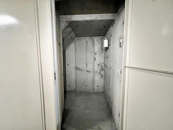 ～玄関外収納～ 玄関横には鍵付き収納スペースがございますので、アウトドアやベビーカーなども収納ができます