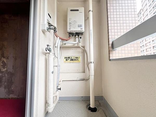 ～洗濯機置き場～ 屋根付きバルコニーには洗濯機スペースがございます