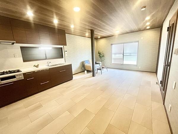 2階に位置するリビング。プランベート性が高く、居心地の良い空間です。日当たりがよいのも嬉しいですね