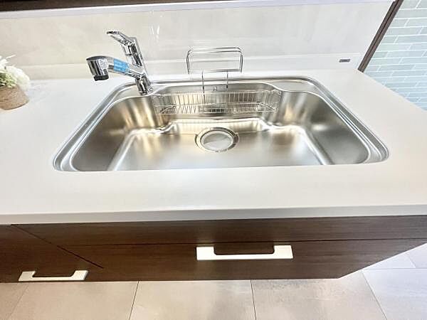 使い勝手の良いシャワーノズル内蔵の水栓でお掃除もラクラクのシンクです