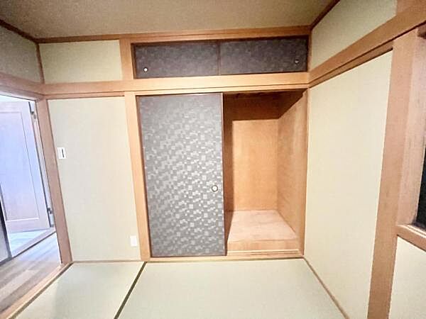 布団や季節物の収納に便利な押入