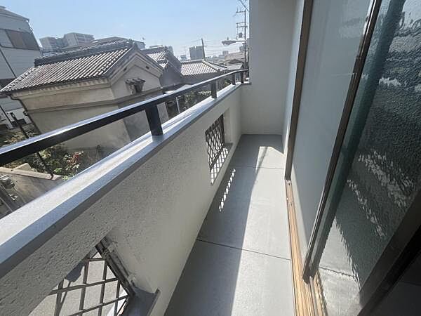 幅の広いバルコニーでたくさんの洗濯物が干せます