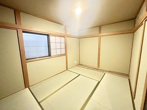 ご家族でくつろぐ空間として。家事部屋、お子さまを遊ばせる空間として。客間としてなど広い用途で使用できる和室です。