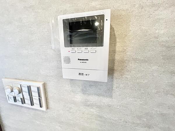 誰が来てもわかる様にモニター付きインターホンが設置されています