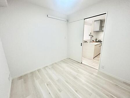 4.5帖の洋室。集中しやすい広さですので書斎や子ども部屋としてご使用いただくのもおすすめです