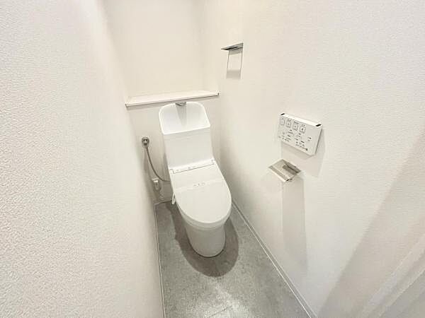 トイレには快適な温水洗浄便座付き