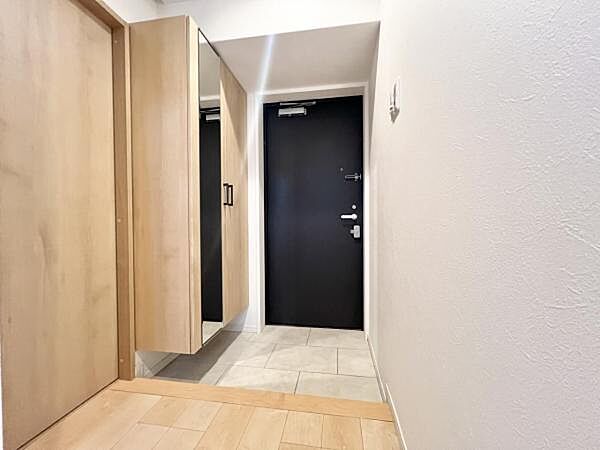 ～玄関～ 鏡付きのシューズクローゼットは忙しい朝の準備に便利です