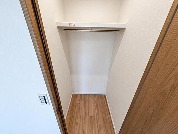＼クローゼット／ 4.5帖の洋室はたっぷりと収納可能なクローゼット付きです。