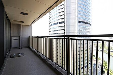 都心のタワーレジデンスならではの暮らしを感じられるバルコニーです。