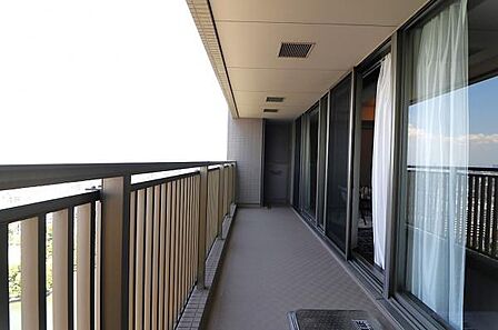 リビングから気軽に出入りできる、開放感のあるバルコニーです。