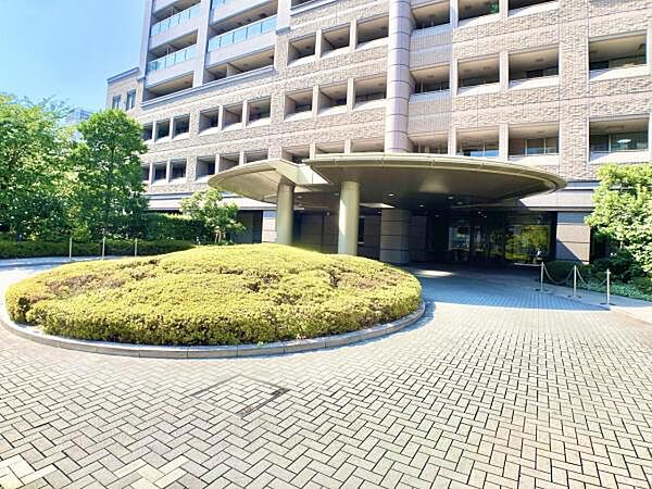 ≪エントランス≫ エントランスはオートロックでコンシェルジュがお迎えします。