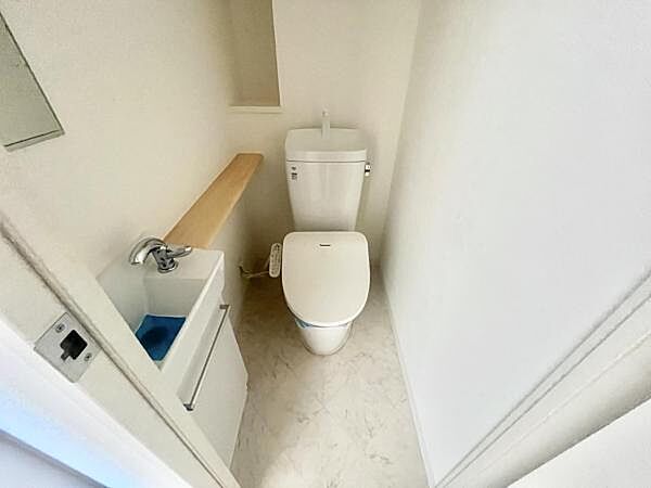 トイレには快適な温水洗浄便座付き
