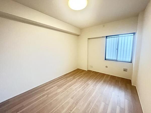 収納充実7帖の洋室。壁一面がクローゼットのためお部屋がすっきりと片付きます。