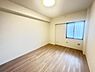 寝室：収納充実7帖の洋室。壁一面がクローゼットのためお部屋がすっきりと片付きます。 