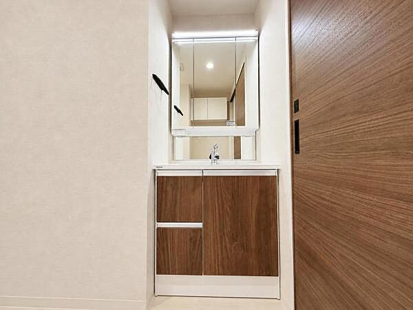 ＼洗面化粧台／ 裏面に収納可能な三面鏡を採用した洗面化粧台になります。
