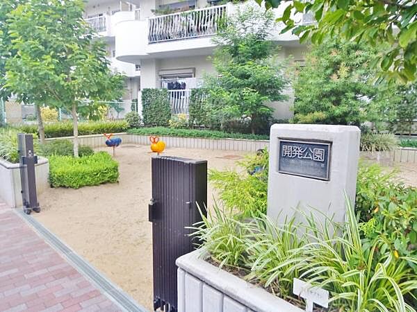 ＜公園＞ 付近には公園があり、緑豊かです
