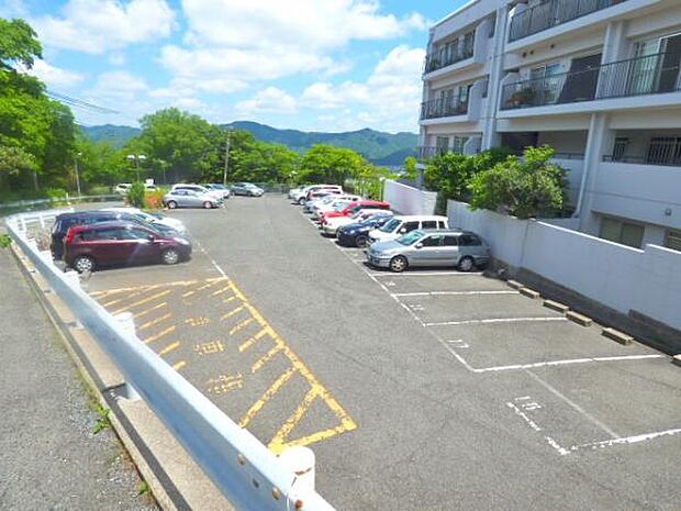 敷地内駐車場はマンションの西側にございます(駐車場の空き状況は、その都度ご確認下さい)。