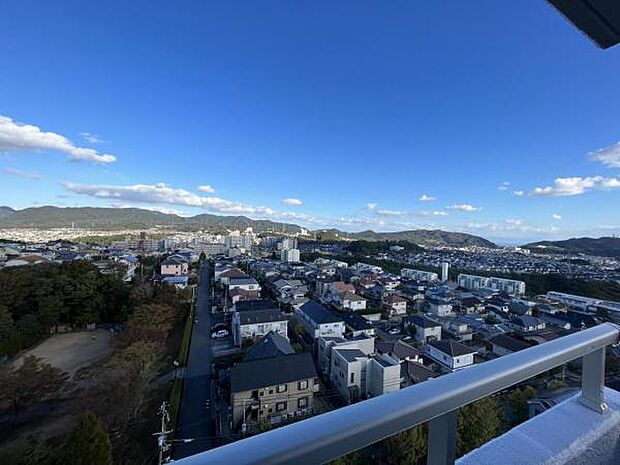 東側バルコニーより南東方面を望みます。天気の良い日には有馬街道沿いの山並みの間から神戸港を望むことができます。