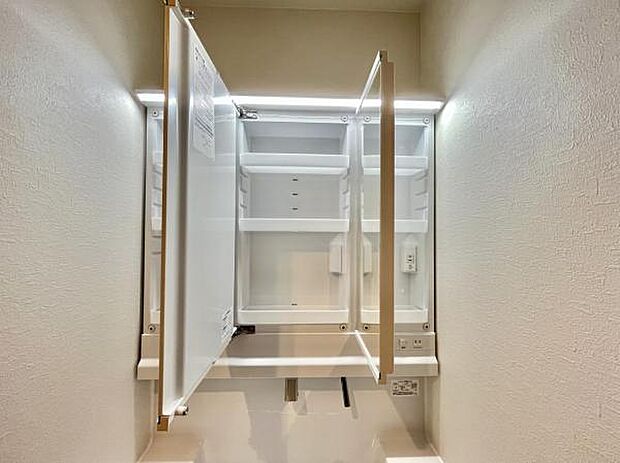 洗面台の鏡裏にも収納スペースがございます♪