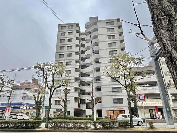 昭和61年3月築のマンション☆ 商店街や温泉等周りにございます♪