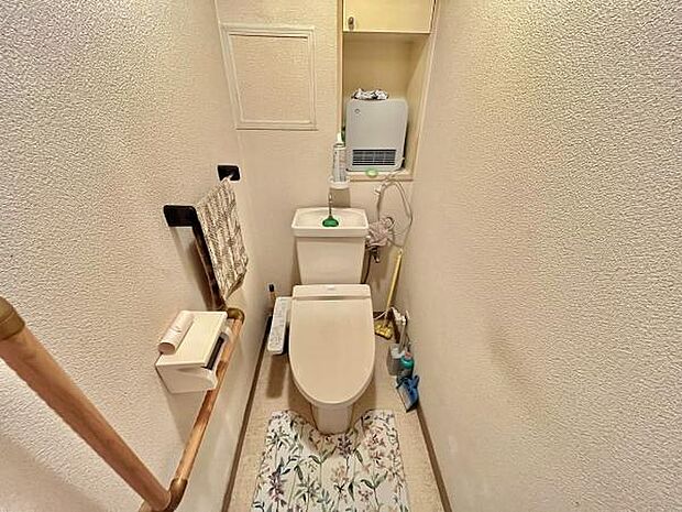 ウォシュレット完備のトイレ☆ 収納スペースもございますよ♪♪