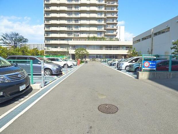 マンション敷地内駐車場。駐車場は青空駐車のスペースと機械式(上段、下段)のタイプがございます(駐車場の空き状況は、その都度ご確認下さい)。