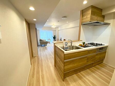 毎日の食事が楽しみになるダイニング空間。 家族の笑顔が自然と集まる、ぬくもりあふれる場所です。  【即日案内可】お問い合わせは朝日住宅まで