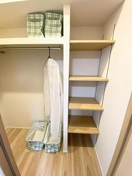 豊富な収納でお部屋広々。 季節物やストック品もスッと収まり、整理整頓がラクに。  【即日案内可】お問い合わせは朝日住宅まで