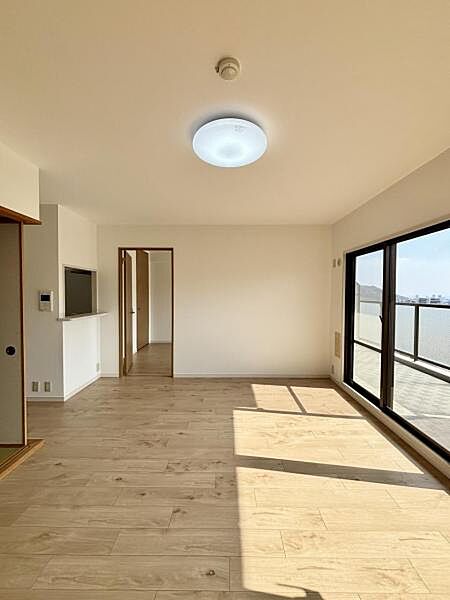 南向きのためたっぷり日差しが差し込む明るい空間です。