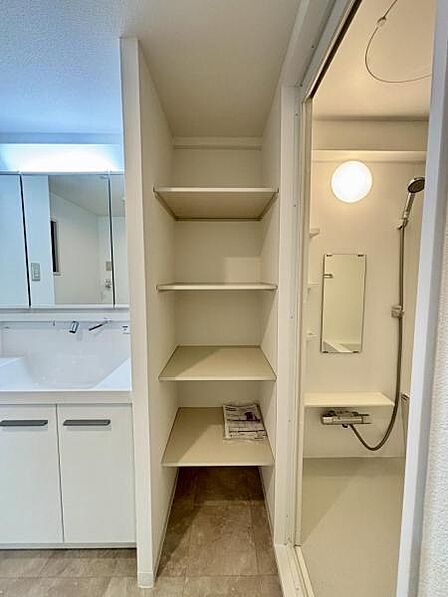 洗面室に収納棚がございます。タオル等ちょっとした物を収納でき便利ですね。
