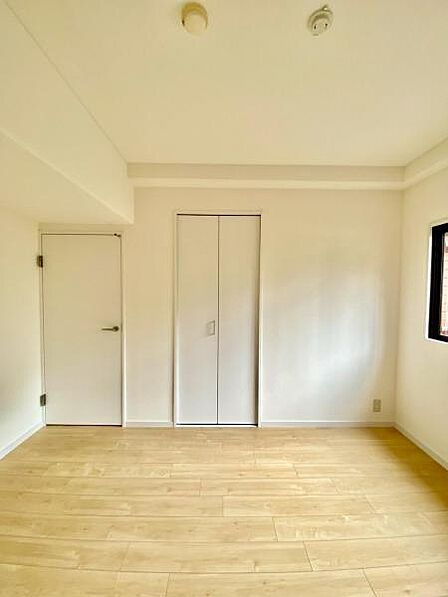 しっかり陽が入る明るい洋室。 家具の配置もしやすく、自分らしい空間づくりが叶います。 【即日案内可】お問い合わせは朝日住宅まで