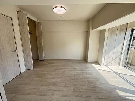 南側洋室約8.4帖。こちらのお部屋はリビングと一体でのご利用も可能です。