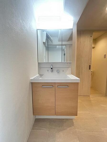 新調された3面きょうタイプの洗面化粧台は、収納力もタップリです。