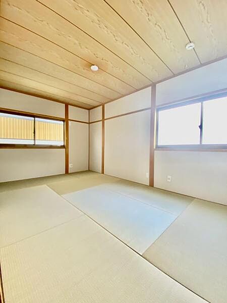畳の香りが心を和ませる、くつろぎの空間。  客間やお子さまのお昼寝スペースにもぴったり。   【即日案内可】お問い合わせは朝日住宅まで