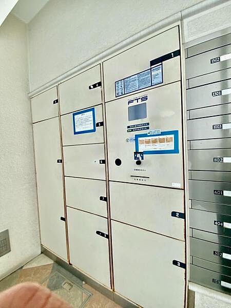 不在時でも荷物の受け取りがスムーズな宅配ボックス付き。  【即日案内可】お問い合わせは朝日住宅まで