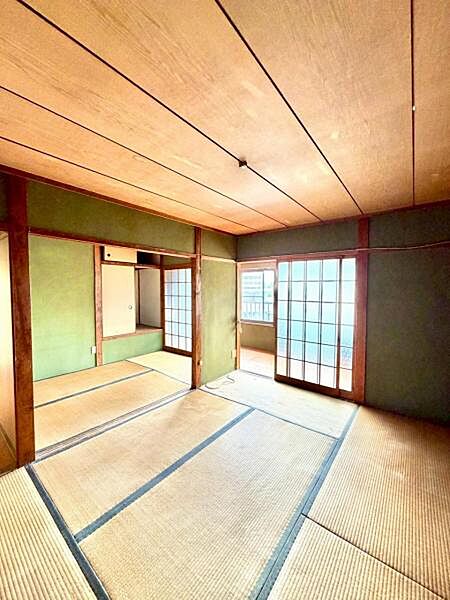 静かで落ち着いた雰囲気の和室。 季節の変化を楽しみながら、心穏やかな時間が過ごせます。  【即日案内可】お問い合わせは朝日住宅まで