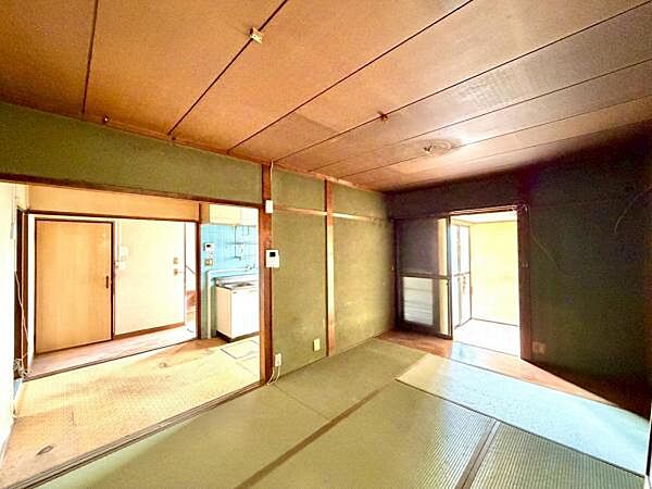 趣ある和の空間が暮らしにゆとりをプラス。 収納付きで使い勝手も◎な一室です。  【即日案内可】お問い合わせは朝日住宅まで