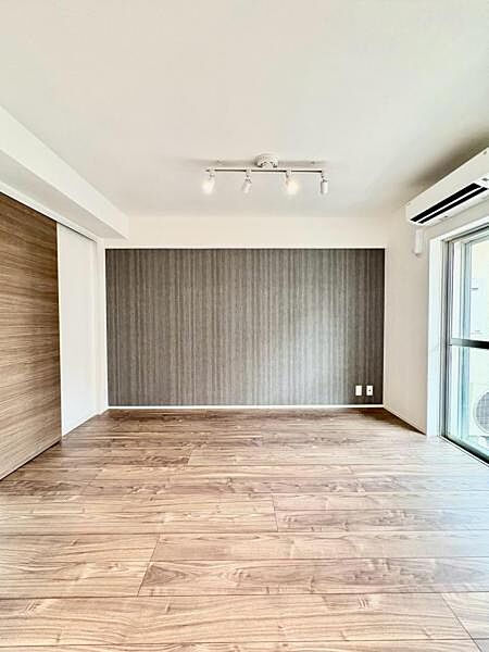 しっかり陽が入る明るい洋室。  家具の配置もしやすく、自分らしい空間づくりが叶います。   【即日案内可】お問い合わせは朝日住宅まで