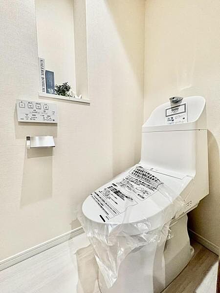 毎日使う場所だからこそ、清潔感と使いやすさを重視。 快適に使えるトイレ空間です。  【即日案内可】お問い合わせは朝日住宅まで