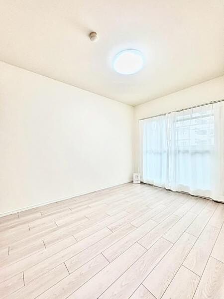 しっかり陽が入る明るい洋室。  家具の配置もしやすく、自分らしい空間づくりが叶います。   【即日案内可】お問い合わせは朝日住宅まで